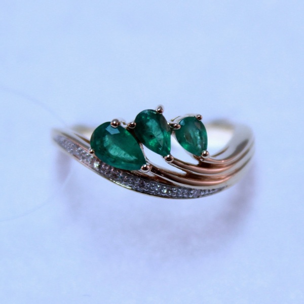 Кольцо из красного золота с изумрудами и бриллиантами